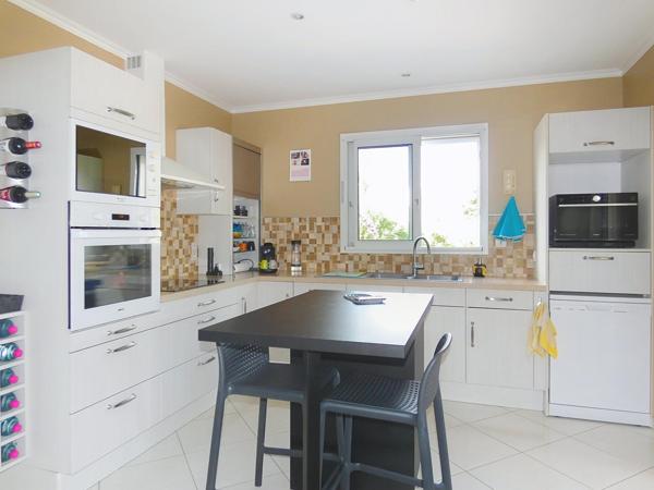 Ravissante villa 4 faces plain pied sur terrain de 658m² avec piscine et garage