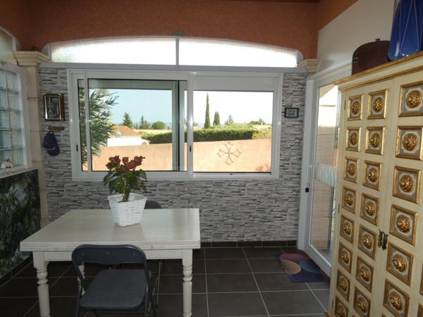 Ravissante villa 4 faces plain pied sur terrain de 658m² avec piscine et garage