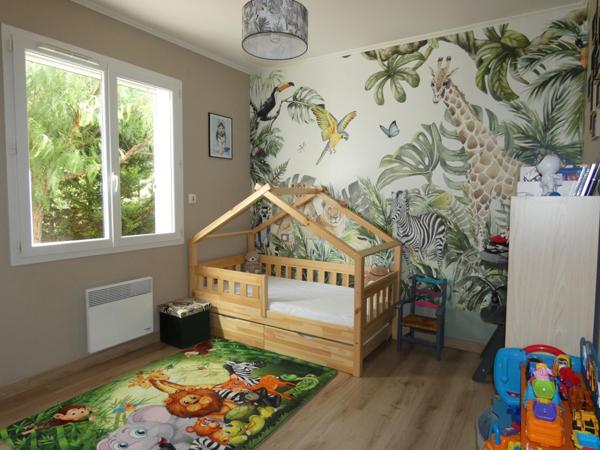 Ravissante villa 4 faces plain pied sur terrain de 658m² avec piscine et garage