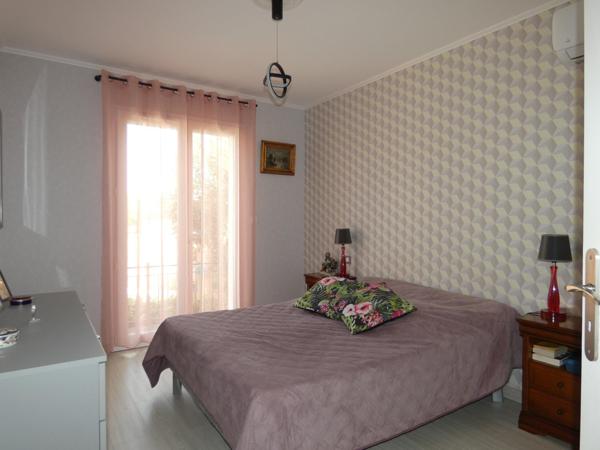 Ravissante villa 4 faces plain pied sur terrain de 658m² avec piscine et garage