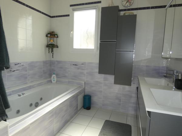 Ravissante villa 4 faces plain pied sur terrain de 658m² avec piscine et garage