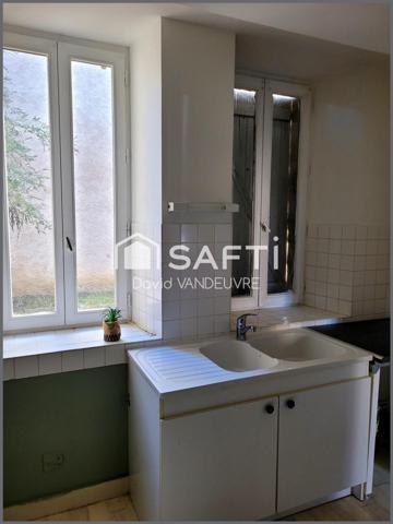 Sa proximité avec ces infrastructures en fait un lieu idéal pour une vie quotidienne pratique et dynamique.