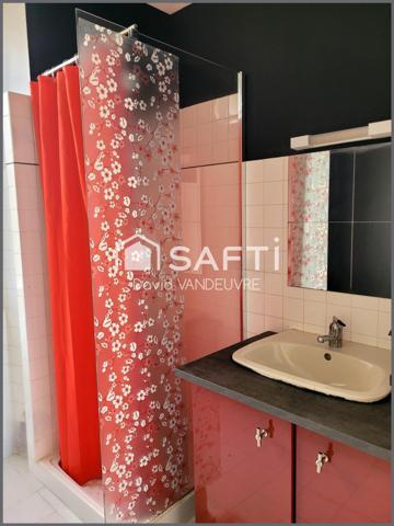 Sa proximité avec ces infrastructures en fait un lieu idéal pour une vie quotidienne pratique et dynamique.