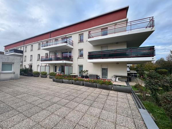 Appartement récent avec 2 balcons et 2 garages dans résidence sécurisée!