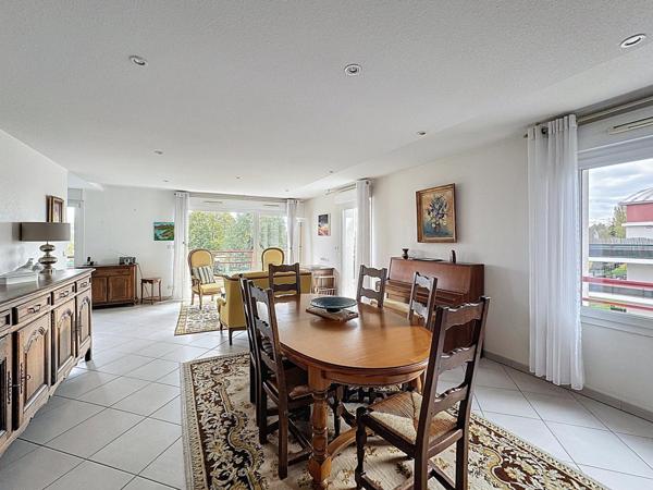 Appartement récent avec 2 balcons et 2 garages dans résidence sécurisée!