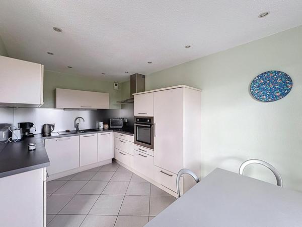 Appartement récent avec 2 balcons et 2 garages dans résidence sécurisée!