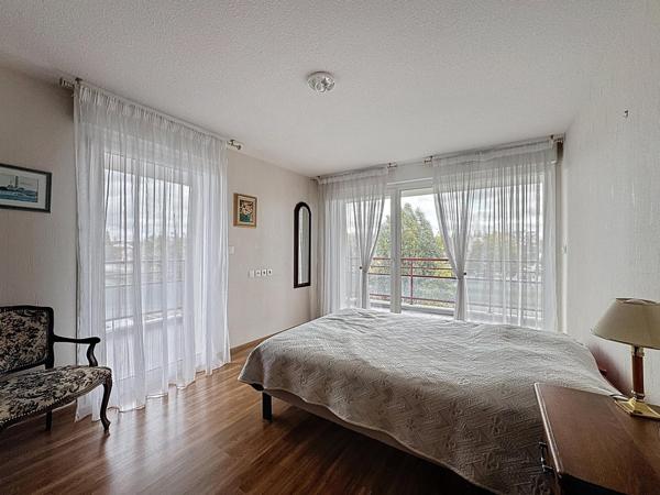 Appartement récent avec 2 balcons et 2 garages dans résidence sécurisée!