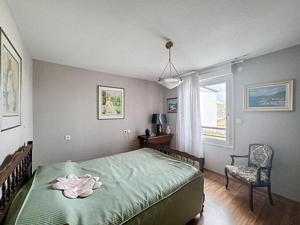 Appartement récent avec 2 balcons et 2 garages dans résidence sécurisée!