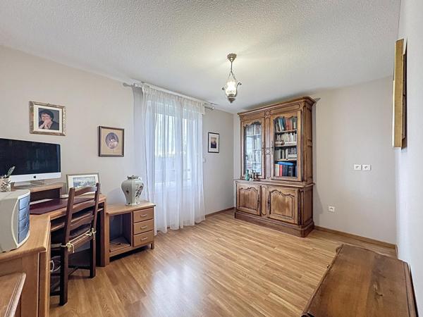 Appartement récent avec 2 balcons et 2 garages dans résidence sécurisée!