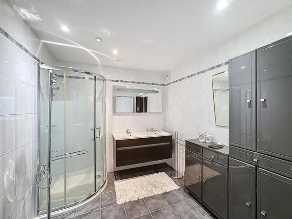 Appartement récent avec 2 balcons et 2 garages dans résidence sécurisée!