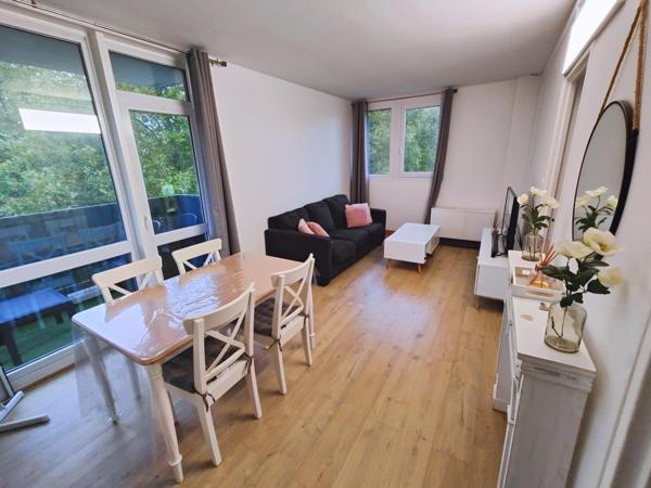 Très bel appartement T2 de 44m2 avec balcon.