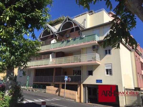 A LOUER APPT T2 STE CLOTILDE AVEC VARANGUE