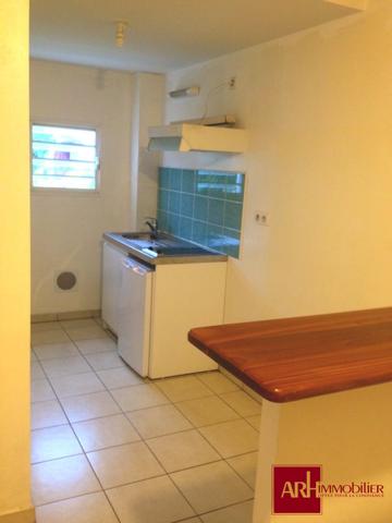 A LOUER APPT T2 STE CLOTILDE AVEC VARANGUE