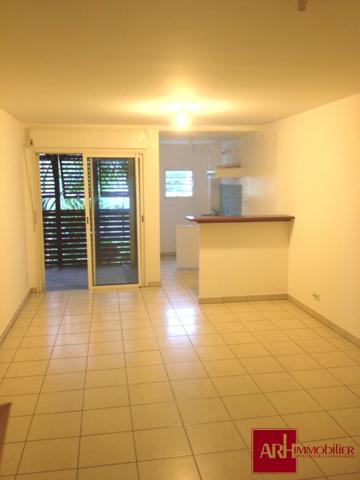 A LOUER APPT T2 STE CLOTILDE AVEC VARANGUE
