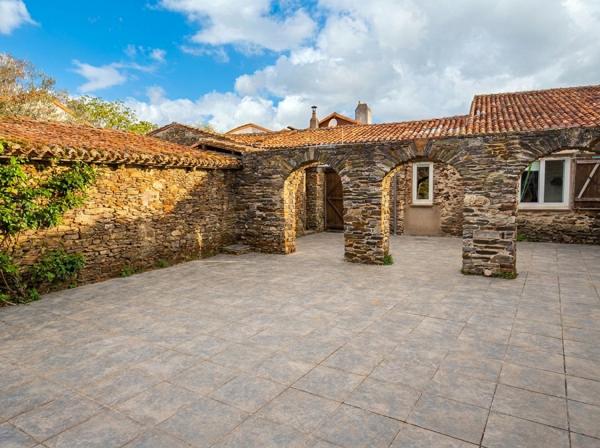 GRANDE LONGÈRE DE PRÈS DE 300 M² FORT POTENTIEL FAMILIAL OU INVESTISSEUR