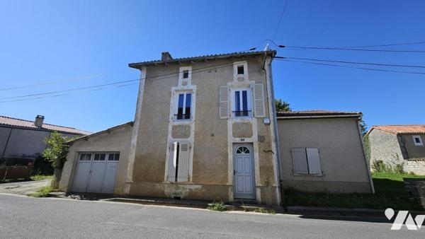 A vendre à COUHE - VALENCE-EN-POITOU, Une maison de ville avec jardin et grand hangar 