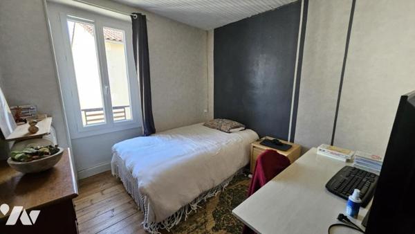 A vendre à COUHE - VALENCE-EN-POITOU, Une maison de ville avec jardin et grand hangar 