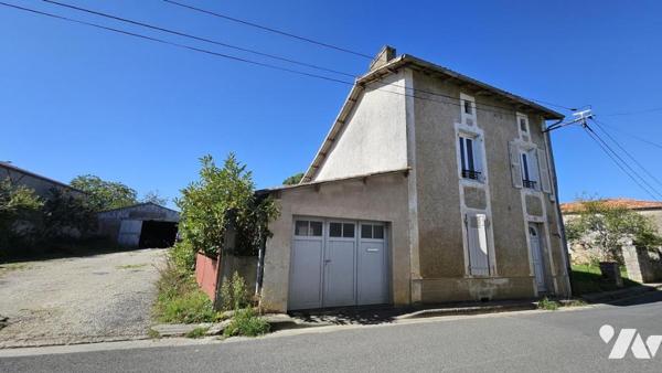 A vendre à COUHE - VALENCE-EN-POITOU, Une maison de ville avec jardin et grand hangar 