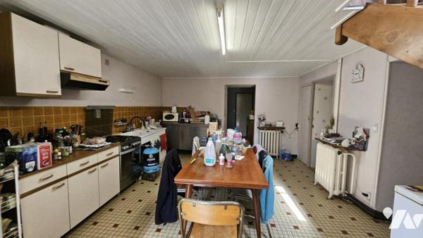 A vendre à COUHE - VALENCE-EN-POITOU, Une maison de ville avec jardin et grand hangar 