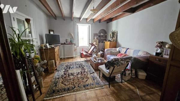 A vendre à COUHE - VALENCE-EN-POITOU, Une maison de ville avec jardin et grand hangar 