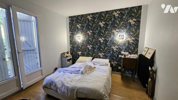 A vendre à COUHE - VALENCE-EN-POITOU, Une maison de ville avec jardin et grand hangar 