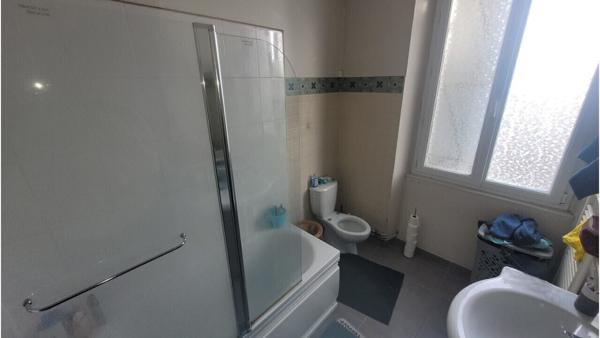 Immeuble locatif (4 apparts, parking privé, bon rendement locatif)