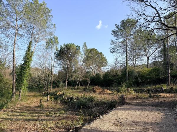 Terrain constructible de 2235m2 à TOURRETTES