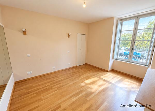 Spacieux appartement 3 chambres avec véranda, terrasse, garage et ascenseur en Centre-ville , Chateau gontier sur mayenne