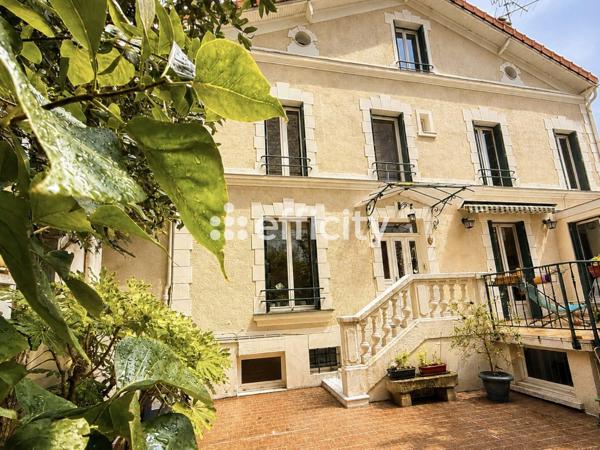 Maison
         6 pièces
        - 138 m² Bien prestige 1 156 000 € *