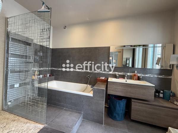 Maison
         6 pièces
        - 138 m² Bien prestige 1 156 000 € *