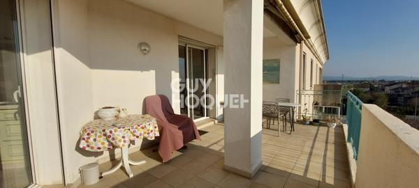 Carpentras, Appartement de 87 m² - Dernier étage avec ascenseur - Terrasse - Stationnement privatif