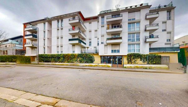 2P 39 m² – 4ᵉ étage avec ascenseur, balcon sans vis-à-vis, parking – DPE C – Résidence 2006