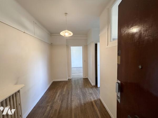 SAINT-CLOUD CENTRE - T1 39m², belle résidence 1930, RDC surélevé sans vis à vis, parquet