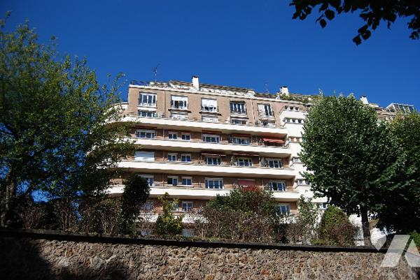 SAINT-CLOUD CENTRE - T1 39m², belle résidence 1930, RDC surélevé sans vis à vis, parquet