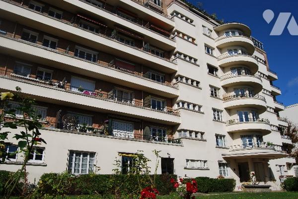 SAINT-CLOUD CENTRE - T1 39m², belle résidence 1930, RDC surélevé sans vis à vis, parquet