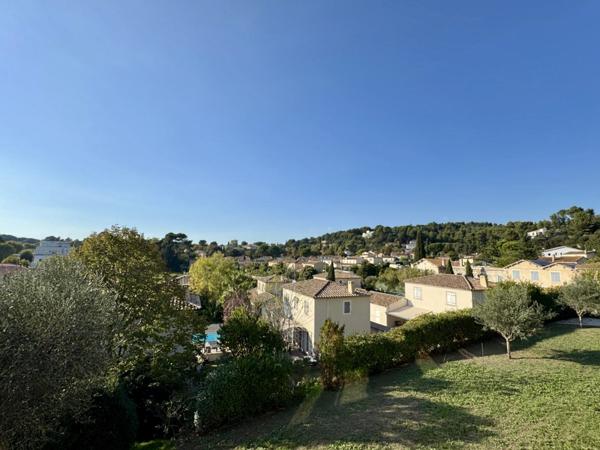 Marseille (13012) Entre les 3 lucs et la Valentine, Bas de villa de 147m2 avec jardin privatif de 660 m2