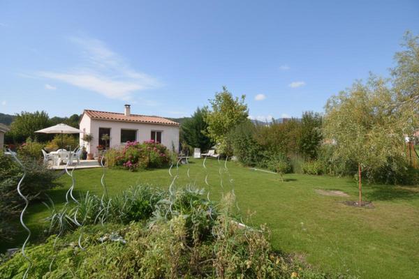 Maison avec jardin fleuri