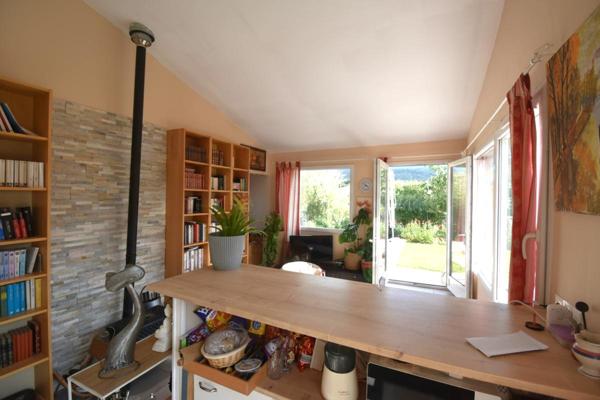 Maison avec jardin fleuri
