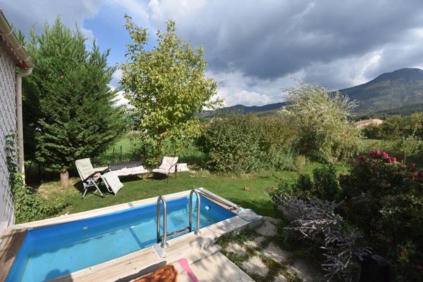 Maison avec jardin fleuri
