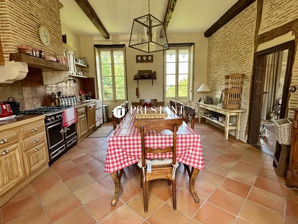 Superbe chartreuse de caractère bénéficiant d’une position dominante exceptionnelle au cur de 1,3 hectare de terrain  Proche Bergerac, BERGERAC