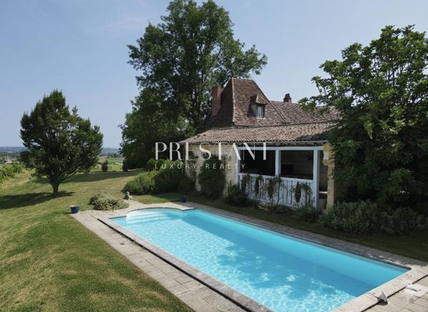 Superbe chartreuse de caractère bénéficiant d’une position dominante exceptionnelle au cur de 1,3 hectare de terrain  Proche Bergerac, BERGERAC