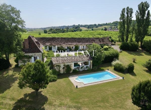 Superbe chartreuse de caractère bénéficiant d’une position dominante exceptionnelle au cur de 1,3 hectare de terrain  Proche Bergerac, BERGERAC