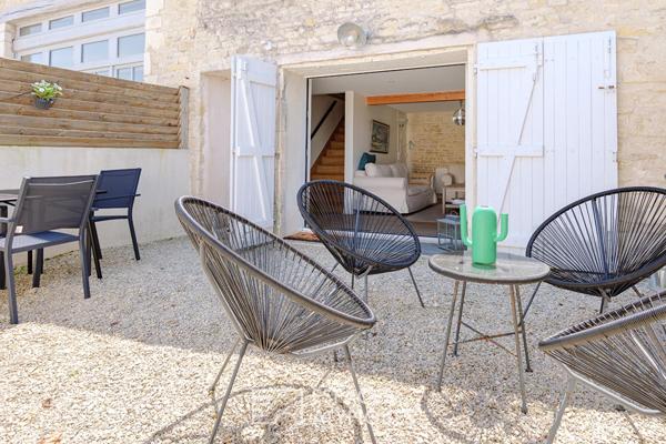 Grange rénovée au confort contemporain avec sa cour privative