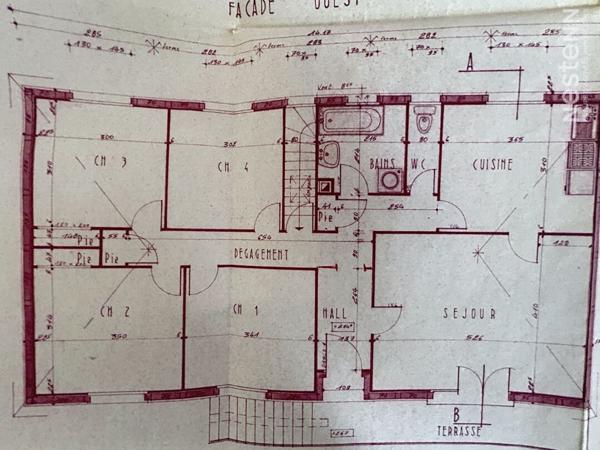 Maison composée de 4 chambres, sous-sol et jardin de plus de 900 m²