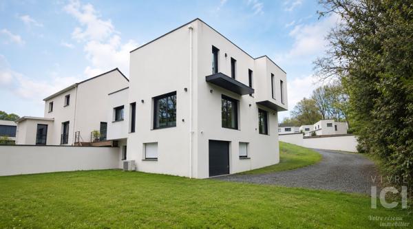 NOUVEAU! Exclusivité Amanda. Entre nature et modernité, une propriété contemporaine rare de 160 m² au coeur d'un environnement privilégié.
