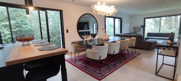 NOUVEAU! Exclusivité Amanda. Entre nature et modernité, une propriété contemporaine rare de 160 m² au coeur d'un environnement privilégié.