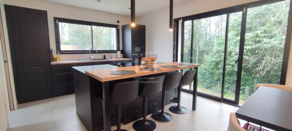 NOUVEAU! Exclusivité Amanda. Entre nature et modernité, une propriété contemporaine rare de 160 m² au coeur d'un environnement privilégié.