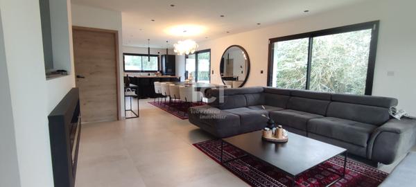 NOUVEAU! Exclusivité Amanda. Entre nature et modernité, une propriété contemporaine rare de 160 m² au coeur d'un environnement privilégié.