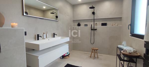 NOUVEAU! Exclusivité Amanda. Entre nature et modernité, une propriété contemporaine rare de 160 m² au coeur d'un environnement privilégié.