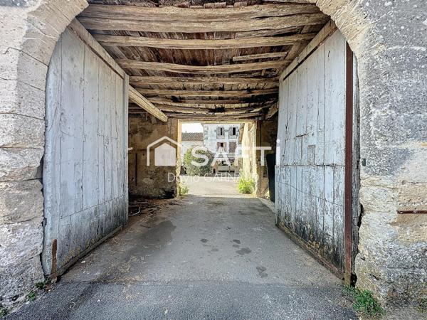 Ensemble immobilier composé de deux maisons avec de nombreuses dépendances